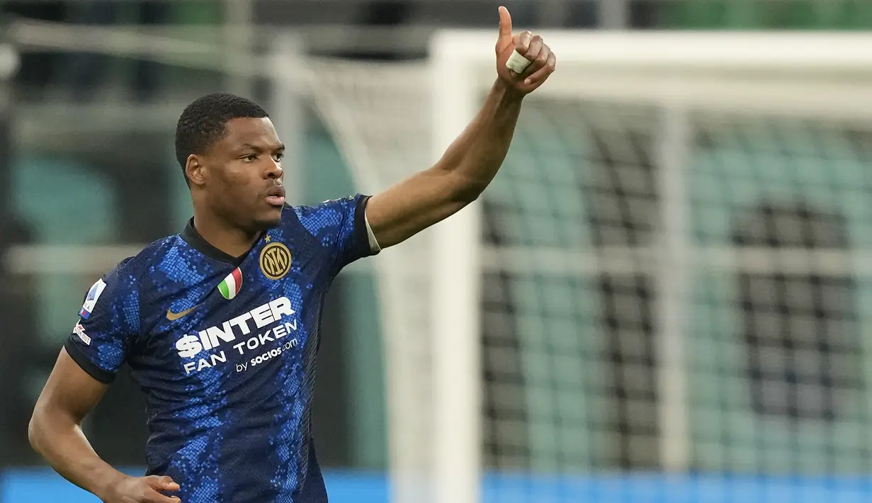 Bek Inter Milan, Denzel Dumfries berselebrasi usai mencetak gol ke gawang Inter Milan pada pertandingan lanjutan Liga Serie A Italia di Stadion San Siro, di Milan, Italia, Minggu (20/3/2022). Inter Milan bermain imbang atas Fiorentina 1-1. (AP Photo/Antonio Calanni)