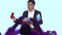Richard Yu CEO Huawei Consumer Business Group memamerkan Huawei P30 dan P30 Pro. Liputan6.com/Jeko I.R.