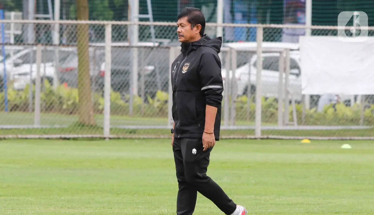 Pelatih Timnas Indonesia U-22,  Indra Sjafri menyaksikan pemainnya berlatih selama sesi latihan tim di Lapangan A Senayan, Jakarta, Kamis (2/3/2023). Pelatih asal Sumatra Barat itu mengatakan untuk latihan perdana skuad Garuda Muda ini belum diberi menu latihan berat. Tetapi, timnas U-22 Indonesia menjalani menu latihan ringan. (Liputan6.com/Herman Zakharia)