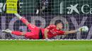 Kiper Andriy Lunin juga tampak beberapa kali harus melakukan penyelamatan-penyelamatan penting untuk menjaga garang Real Madrid tak kebobolan. (AP Photo/Jose Breton)