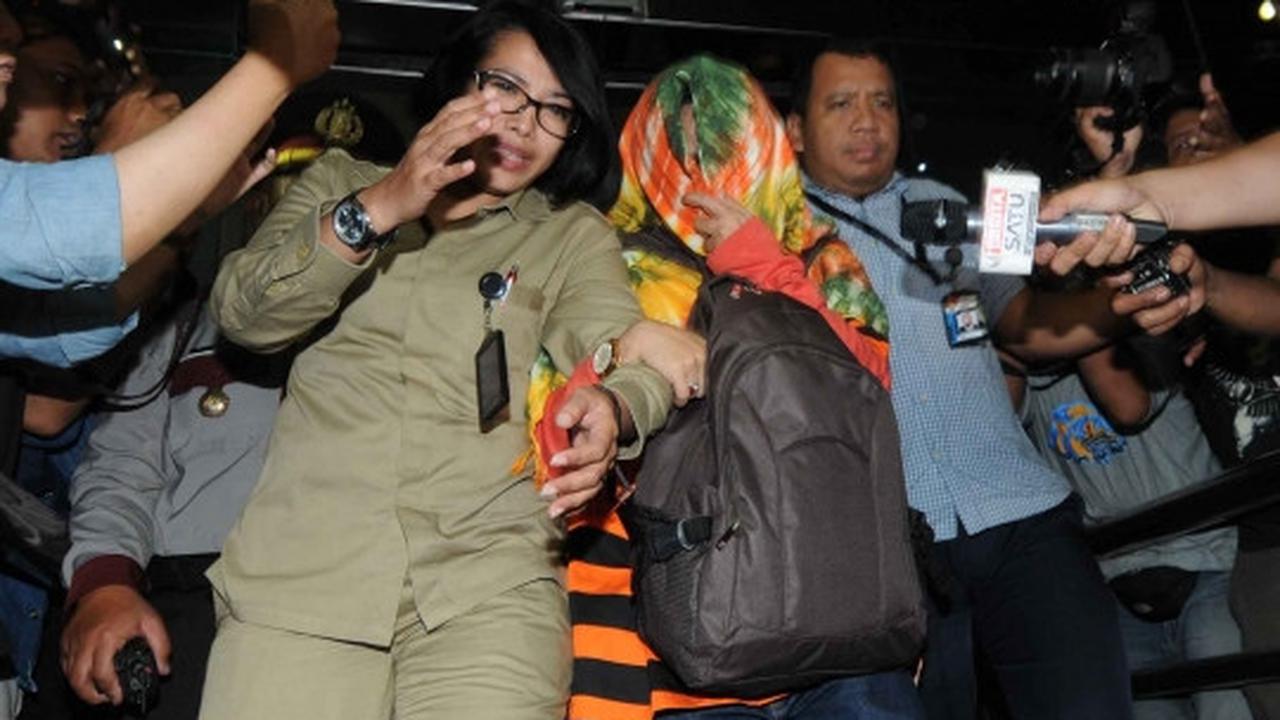 Usai diperiksa KPK, penyuap Dewie Yasin enggan tunjukkan muka