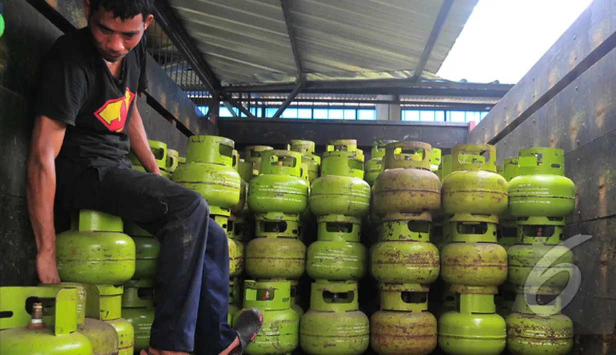 Seorang pekerja tampak sedang merapikan tabung gas elpiji, Jakarta, Sabtu (28/2/2015). Kelangkaan gas 3 kg  di beberapa daerah  terjadi nyaris bersamaan dengan kenaikan harga beras. (Liputan6.com/Yoppi Renato)