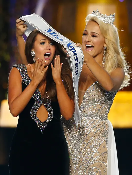 Ekspresi Miss North Dakota 2017, Cara Mund saat dinobatkan sebagai Miss America 2018 di Boardwalk Hall Arena di Atlantic City, New Jersey (10/9). (AP Photo/ Noah K. Murray)