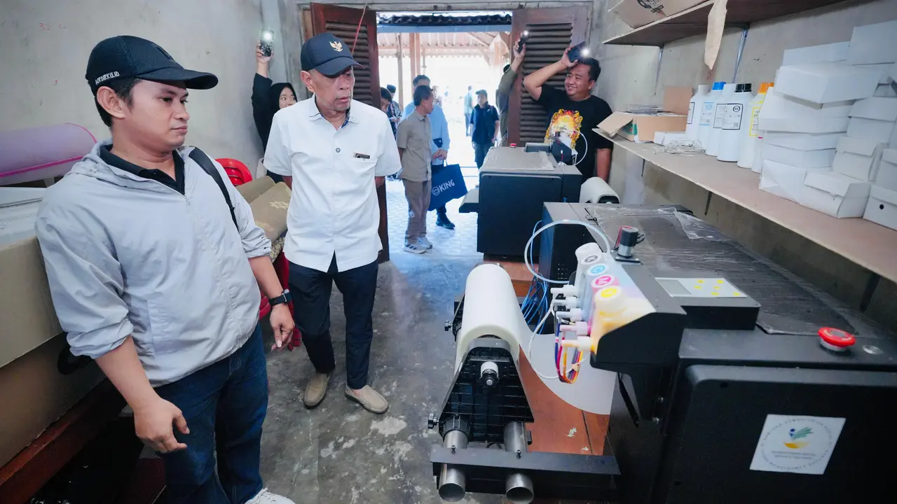 Wakil Menteri Sosial Agus Jabo Priyono dan Senior Vice President Bank Mandiri Sri Dono Indarto di Desa Karanganyar