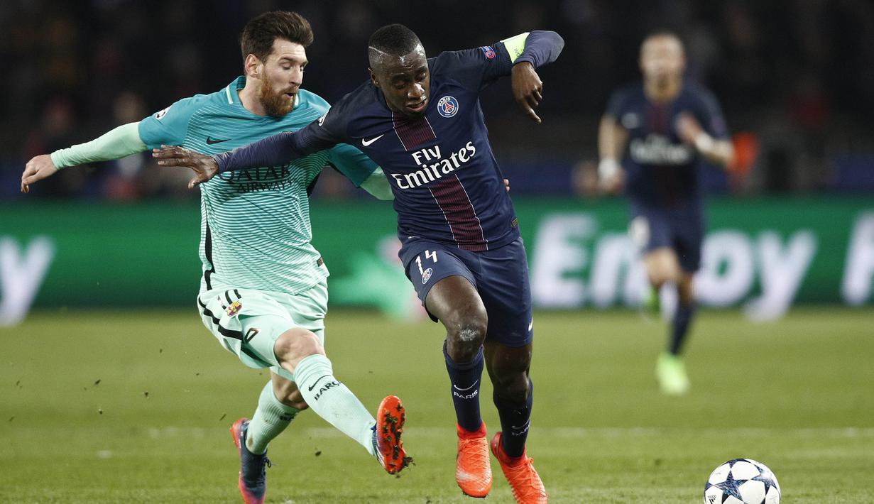Bintang FC Barcelona, Lionel Messi (kiri) berusaha menghadang laju pemain Paris Saint Germain, Blaise Matuidi pada babak 16 besar Liga Champions di Parc des Princes Stadium, Paris (14/2/2017). Barcelona kalah 0-4.  (EPA/Yan Valat)