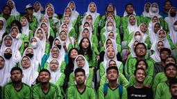 Sejumlah pelajar saat melihat tayangan jumbo tron saat laga Grup G Piala Dunia FIBA 2023 antara Pantai Gading melawan Iran di Indonesia Arena, Senayan, Jakarta, Senin (28/08/2023). (Bola.com/Bagaskara Lazuardi)