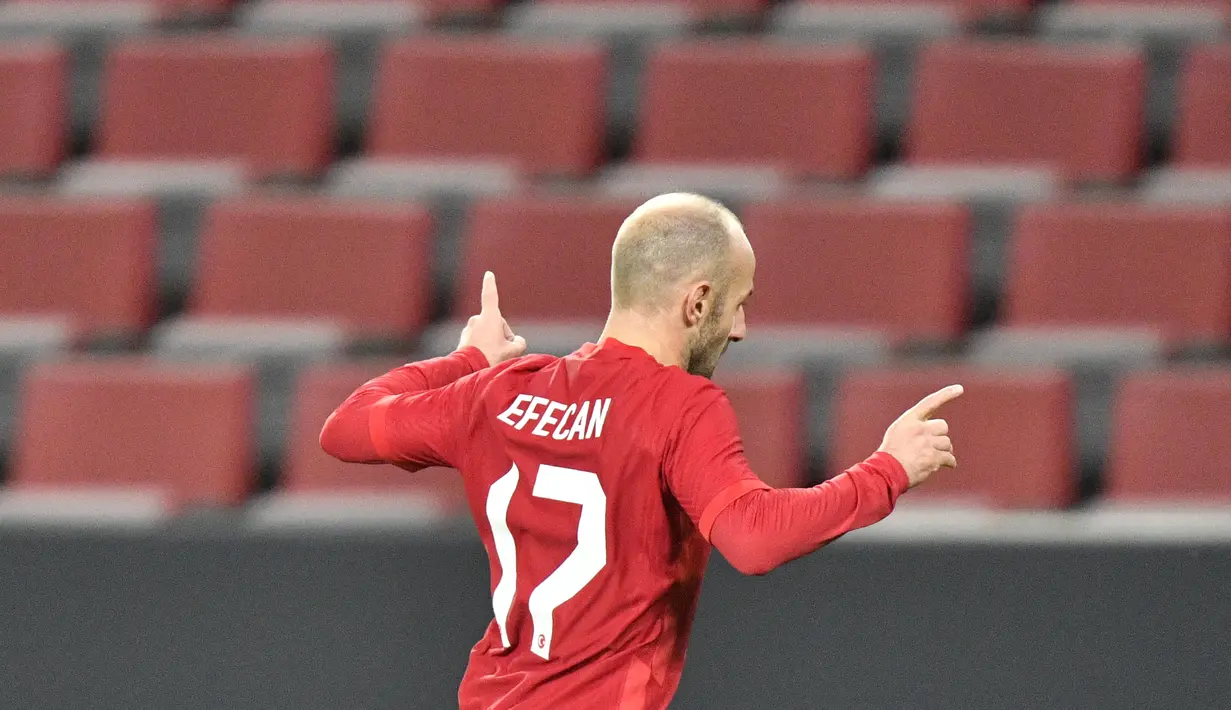 Gelandang Turki, Efecan Karaca berselebrasi usai mencetak gol ke gawang Jerman pada pertandingan persahabatan di Stadion RheinEnergie, Cologne, Kamis  (8/10/2020). Jerman bermain imbang 3-3 atas Turki. (AP Photo/Martin Meissner)