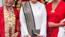Menteri Luar Negeri Retno Marsudi tampil meriah dengan nuansa merah emas. Ia mengenakan kebaya dengan motif emas dan kain tenun. Ia pun melengkapi penampilannya dengan clutch merah dengan rantai emas. (instagram/frankamakarim)