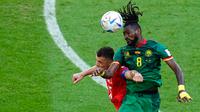 Pemain Swiss Granit Xhaka melompat untuk berebut bola udara dengan pemain Kamerun Andre-Frank Zambo Anguissa (kanan) pada pertandingan sepak bola Grup G Piala Dunia 2022 di Stadion Al Janoub, Al Wakrah, Qatar, Kamis (24/11/2022). Swiss mengalahkan Kamerun dengan skor 1-0. (AP Photo/Ebrahim Noroozi)
