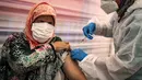Seorang tahanan perempuan menerima suntikan vaksin Covid-19 AstraZeneca selama kampanye vaksinasi di penjara El-Arjate dekat ibu kota Rabat pada 26 Mei 2021. Setidaknya 12.000 dari 85.000 tahanan di Maroko telah divaksinasi sejak kampanye nasional dimulai pada Januari lalu. (FADEL SENNA/AFP)