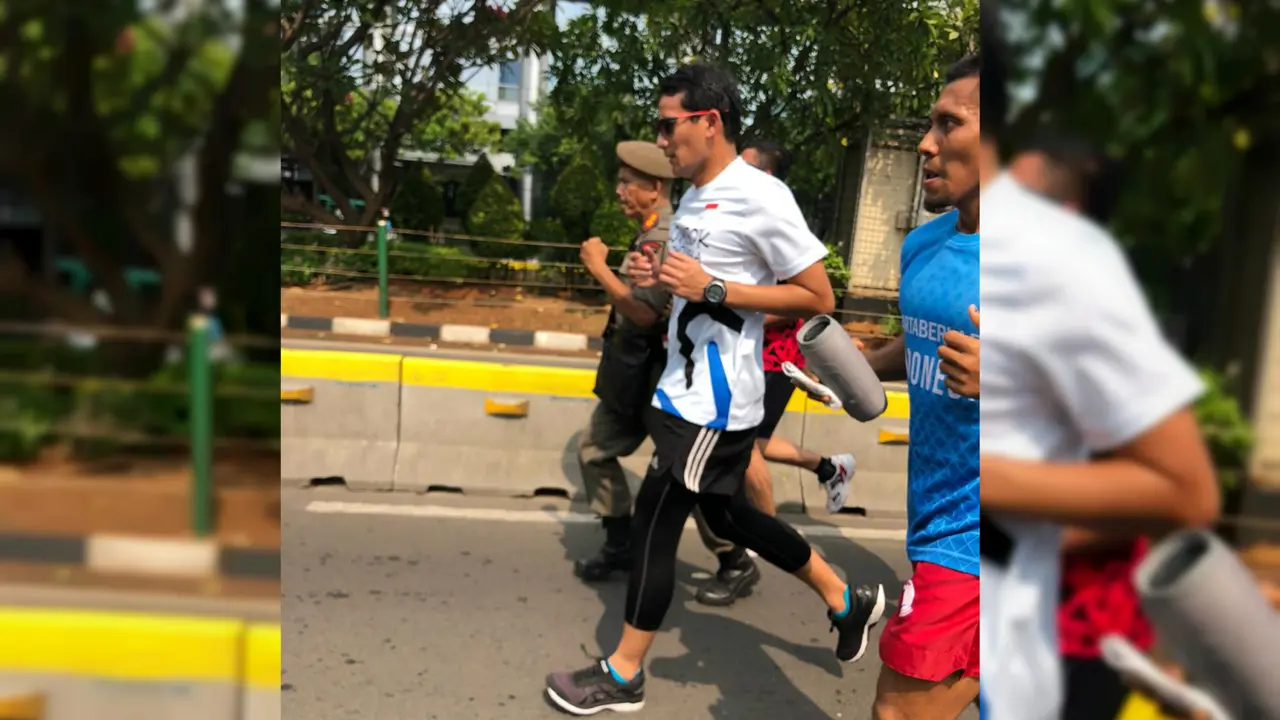 Calon Wakil Presiden RI Sandiaga Salahuddin Uno berlari usai deklarasi kampanye damai