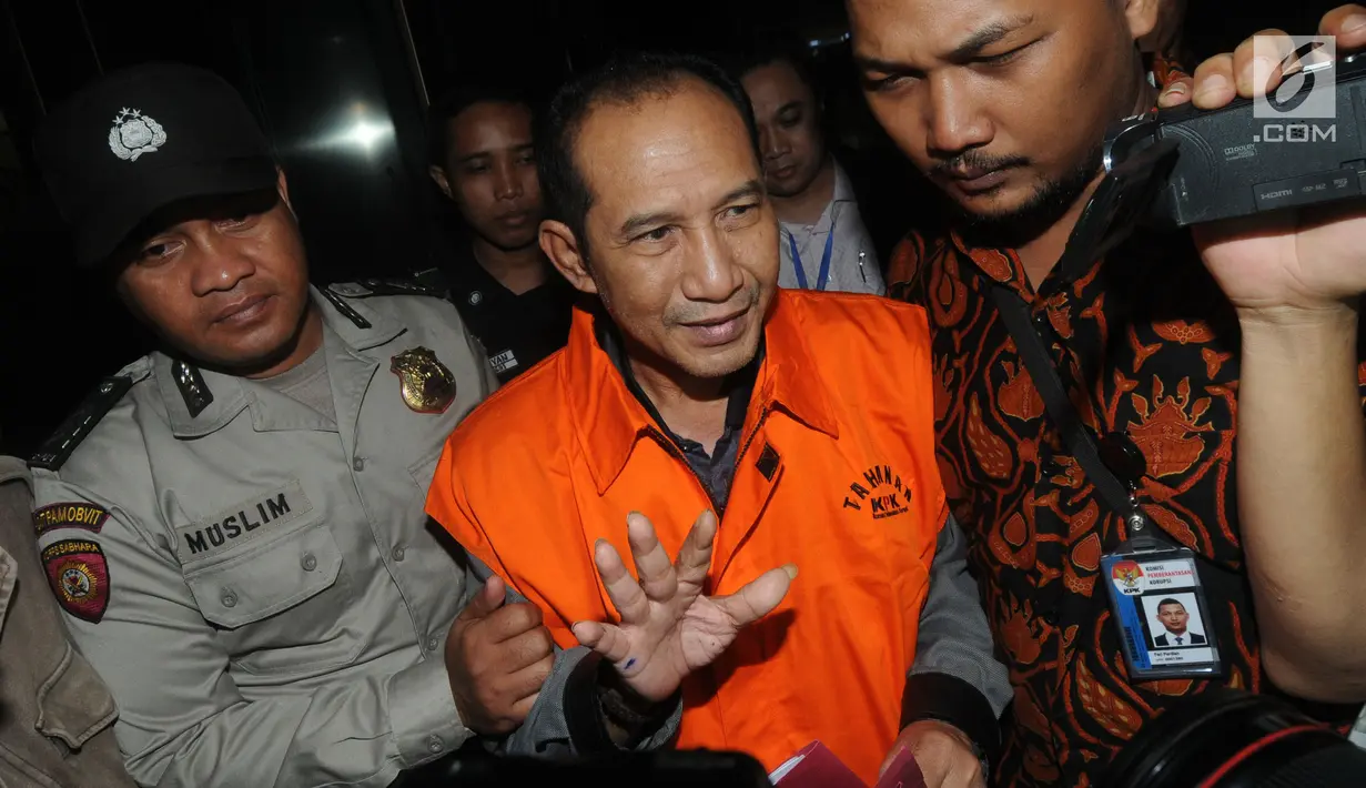 Ketua majelis hakim PN Jakarta Selatan, Iswahyudi Widodo memakai rompi tahanan usai pemeriksaan di Gedung KPK, Jakarta, Rabu (28/11). KPK menetapkan Iswahyu Widodo sebagai tersangka suap terkait perkara perdata di PN Jaksel. (Merdeka.com/Dwi Narwoko)