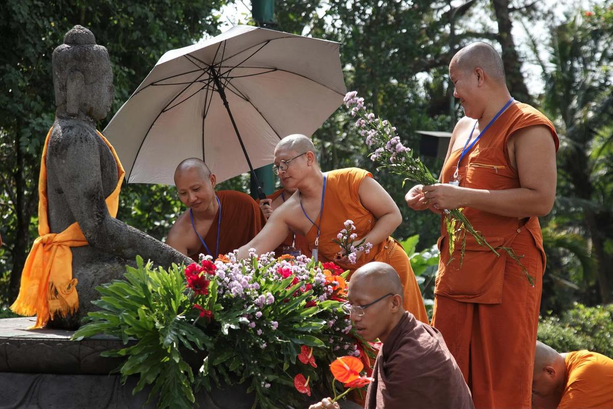 FOTO: Ribuan Umat Buddha Hadiri Puncak  Perayaan Waisak di Candi Borobudur