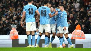 Skuad Manchester City merayakan gol Rayan Cherki dalam laga Carabao Cup versus Brentford, Kamis (18/12/2025). (AP Photo/Jon Super)