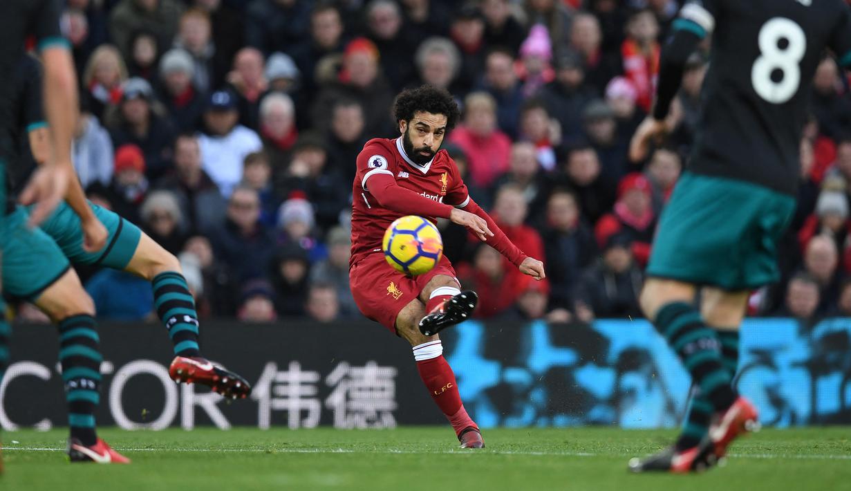 Selalu membuat pergerakan cerdas di belakang lini belakang lawan, rasa lapar Mohamed Salah untuk mencetak gol tak tertandingi. Penyerang asal Mesir itu punya kans besar memenangi trofi Sepatu Emas Premier League musim ini. (Foto: AFP/Pool/Paul Ellis)