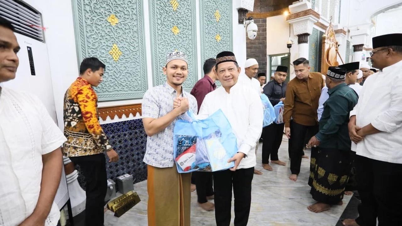 Kasatgas Tito Laksanakan Salat Subuh Berjamaah dan Salurkan Bantuan kepada Masyarakat Banda Aceh