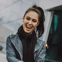 Ilustrasi perempuan bahagia. (c) wiesehofer/Unsplash.com