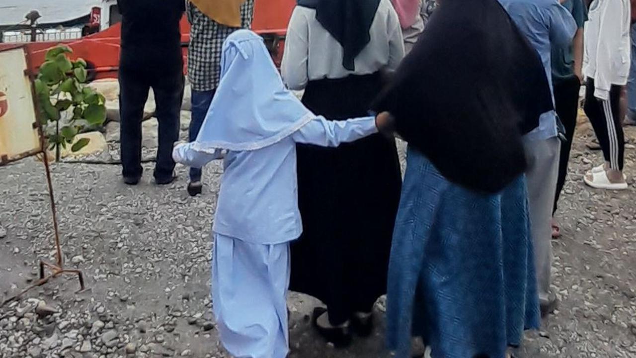 Berdasarkan pantauan merdeka.com di lokasi, kapal yang terdampar menjadi tontonan warga. Kedua kapal itu bernama Karya Budi Terang VII dan Sumber Jaya 01.