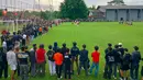 Latihan Persija Jakarta yang digelar di Sawangan, Depok, pada Jumat (14/2/2025) sore WIB diserbu suporternya, The Jakmania. Latihan ini merupakan persiapan jelang melawan Persib Bandung di BRI Liga 1 2024/2025. (Bola.com/M Iqbal Ichsan)