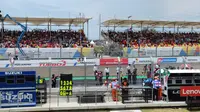 Para penonton MotoGP Mandalika memberikan dukungan kepada pembalap Indonesia Mario Aji yang tampil pada kelas Moto3 di Sirkuit Mandalika, Lombok, Nusa Tenggara Barat, Minggu (20/3). (foto: Liputan6.com/Thomas)