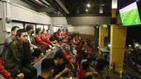 Suasana Nobar Nottingham Forest vs Liverpool di Black Stone Garage, Jakarta, Sabtu (22/10/2022). (Bola.com/M iqbal Ichsan)