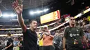 Pelatih Barcelona, Xavi Hernandez, menyapa fans setelah laga melawan AC Milan pada laga pramusim di Allegiant Stadium, Las Vegas, Rabu (2/8/2023). Barcelona menang dengan skor tipis 1-0. (AP Photo/John Locher)