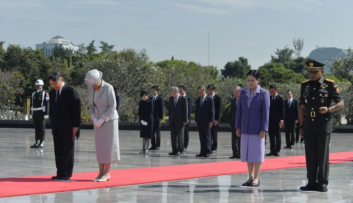 Kaisar Jepang Naruhito dan Permaisuri Masako didampingi Pangdam Jaya Mayor Jenderal TNI Mohamad Hasan. (Republika/POOL/Edwin Putranto)