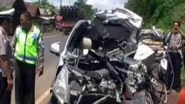 [VIDEO] Travel Tabrak Truk di Bakauheni, Pasangan Lansia Tewas