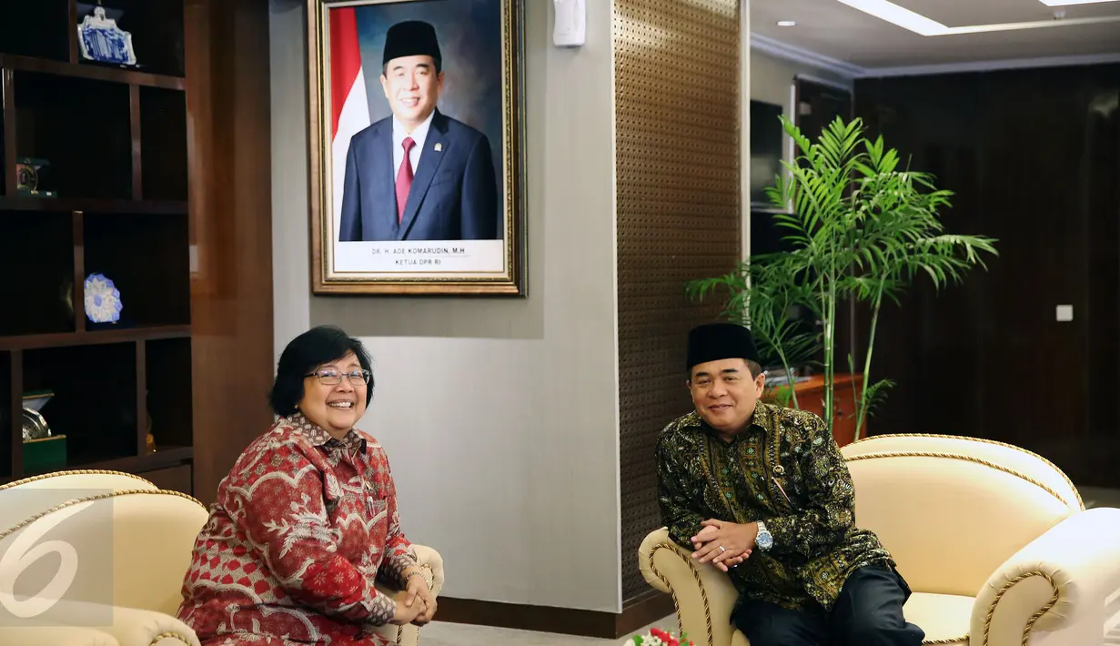 Menteri LHK, Siti Nurbaya Bakar dan Ketua DPR Ade Komarudin saat melakukan pertemuan, Jakarta, Selasa (10/10). Siti Nurbaya menemui Ade Komarudin untuk berkonsultasi terkait proses ratifikasi Paris Agreement on Climate Change. (Liputan6.com/Johan Tallo)