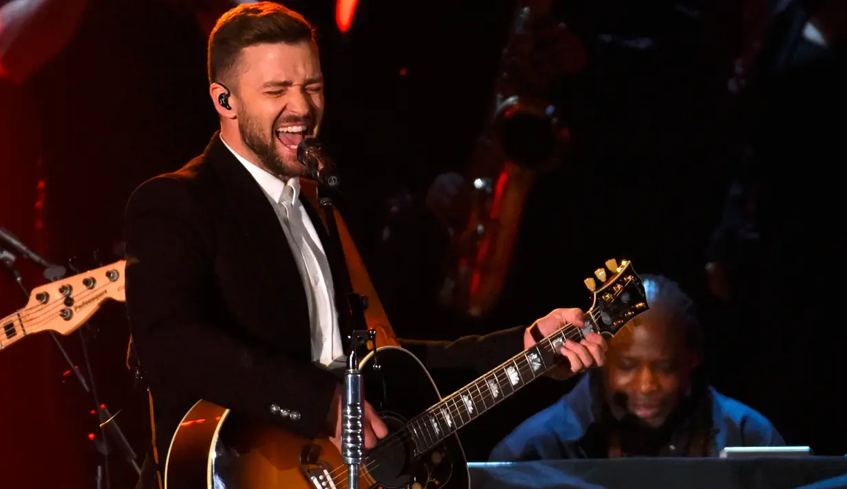 Justin Timberlake saat mengisi acara CMA Awards 2015 di Tennessee, Amerika serikat, Rabu (4/11/2015). CMA Award 2015 adalah anugrah musik untuk para seniman musik Country dunia. (REUTERS/Harrison McClary)