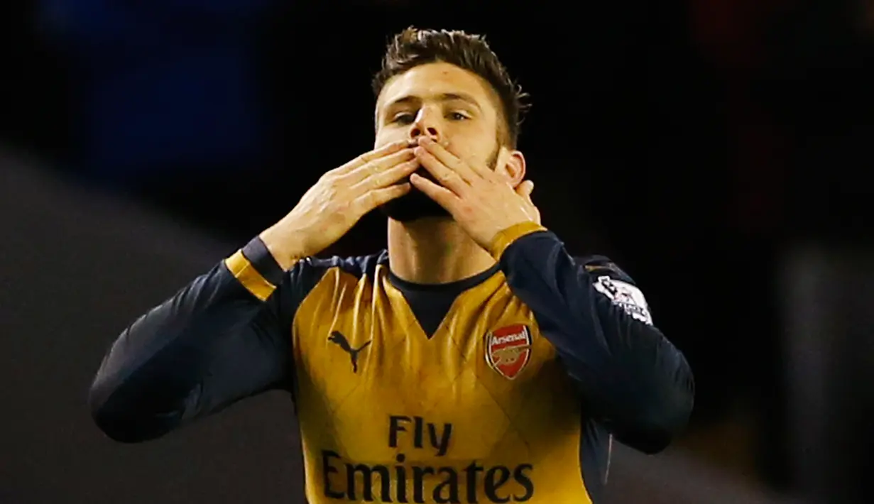 Penyerang Arsenal, Oliver Giroud melakukan selebrasi usai mencetak gol kegawang Liverpool pada lanjutan Liga Inggris di stadion Anfield, Inggris (14/1/2016). Liverpool bermain imbang dengan Arsenal dengan skor 3-3. (Reuters/Carl Recine)
