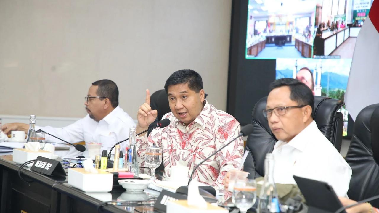 Mendagri Tito Karnavian saat memimpin Rapat Koordinasi Persiapan dan Laporan Pembangunan Huntap