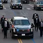 Mobil Presiden Amerika Serikat (AS), Joe Biden dalam pengawalan melintas di 15th street menuju Gedung Putih di Washington, Rabu (20/1/2020). Joe Biden menggunakan mobil dinas Cadillac One. (Jose Luis Magana/POOL/AFP)