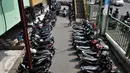 Sejumlah motor di lokasi parkir PD Pasar Jaya Tanah Abang, Jakarta, Senin (1/8). Mulai Agustus, Pemprov DKI melalui Badan Layanan Umum Daerah (BLUD) Perparkiran mengambil alih pengelolaan parkir 15 pasar PD Pasar Jaya. (Liputan6.com/Yoppy Renato)