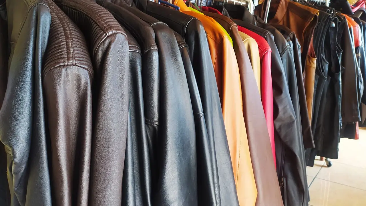 Jaket Kulit sukaregang menjadi salah satu produk handmade masyarakat Garut, yang sejak lama diakui di Indonesia.