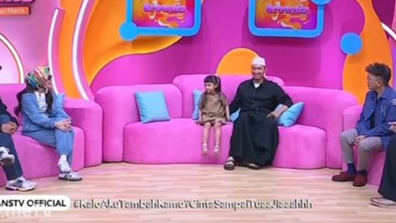 Ayu Ting Ting Ikut Tren Korea Kenakan Syal di Kepala Malah Kena Protes Anak Kartika Putri: Pakai Kerudung yang Bener Dong