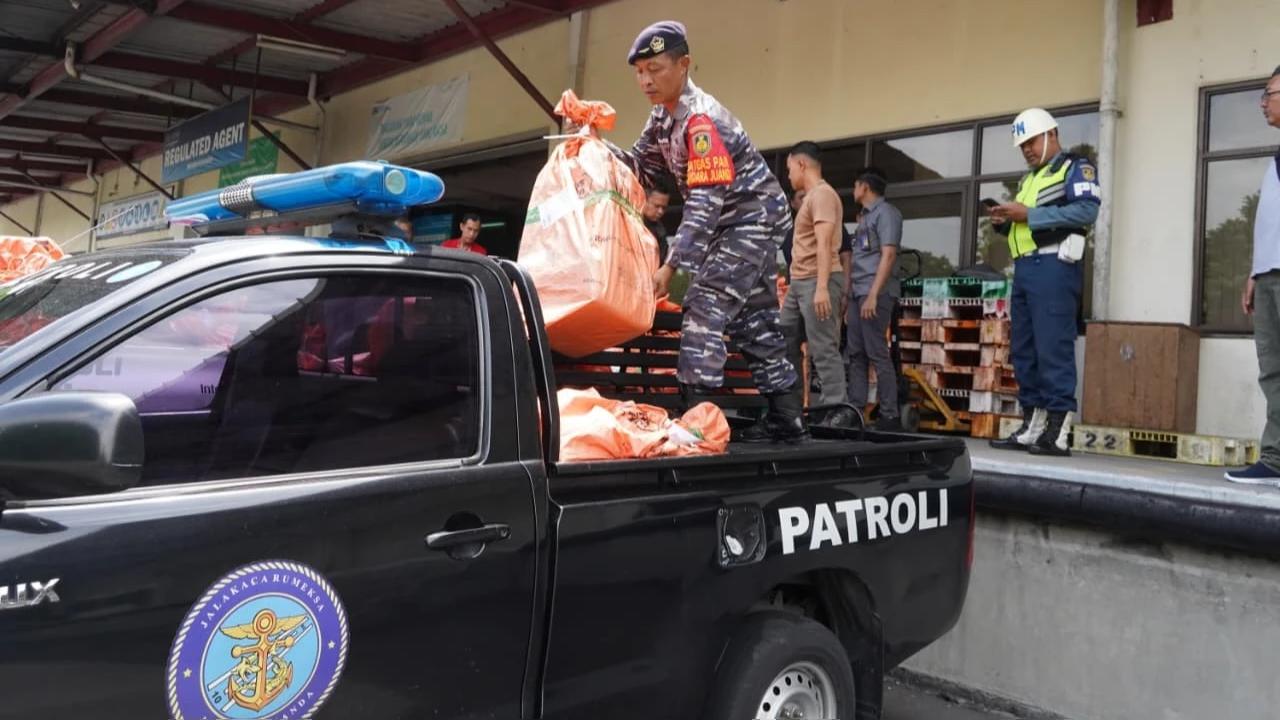 FOTO: Satgaspam TNI AL Gagalkan Pengiriman Ribuan Rokok Ilegal di Bandara Juanda
