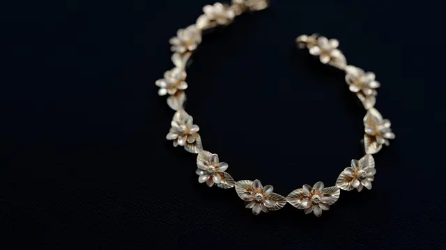 Bentuk Model Gelang Emas Putih Bunga