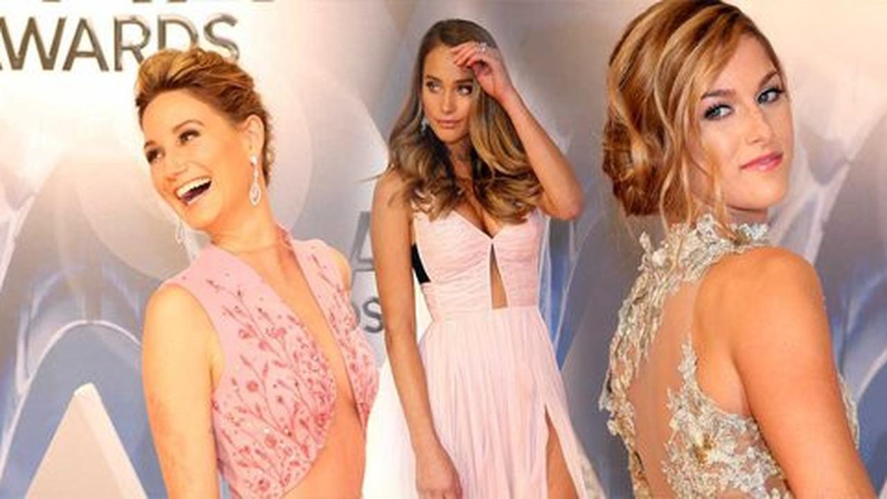 Pesona wajah-wajah cantik di CMA Awards
