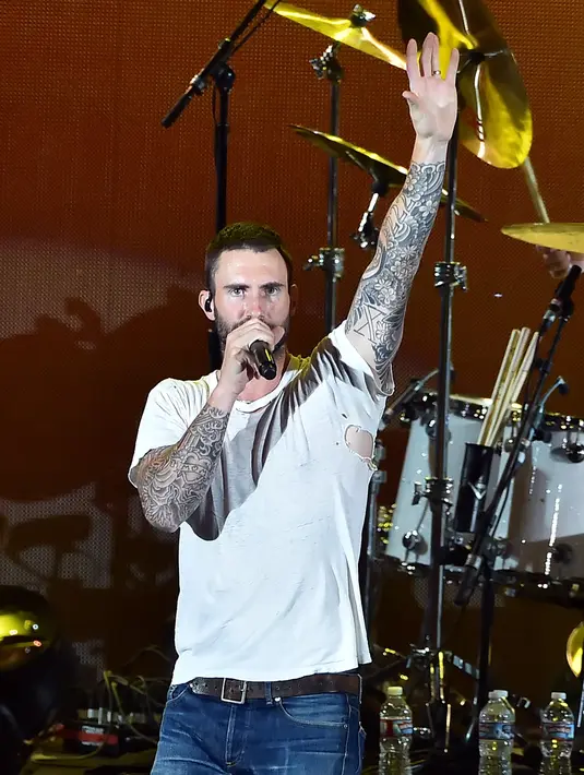 Ingin menemani istri saat melahirkan anak pertama, Adam terpaksa merombak jadwal konsernya bersama Maroon 5 yang terjadwal pada senin (19/9). Pasalnya, jadwal kelahiran anak pertamanya bertepatan di hari konser Maroon 5 digelar. (AFP/Bintang.com)