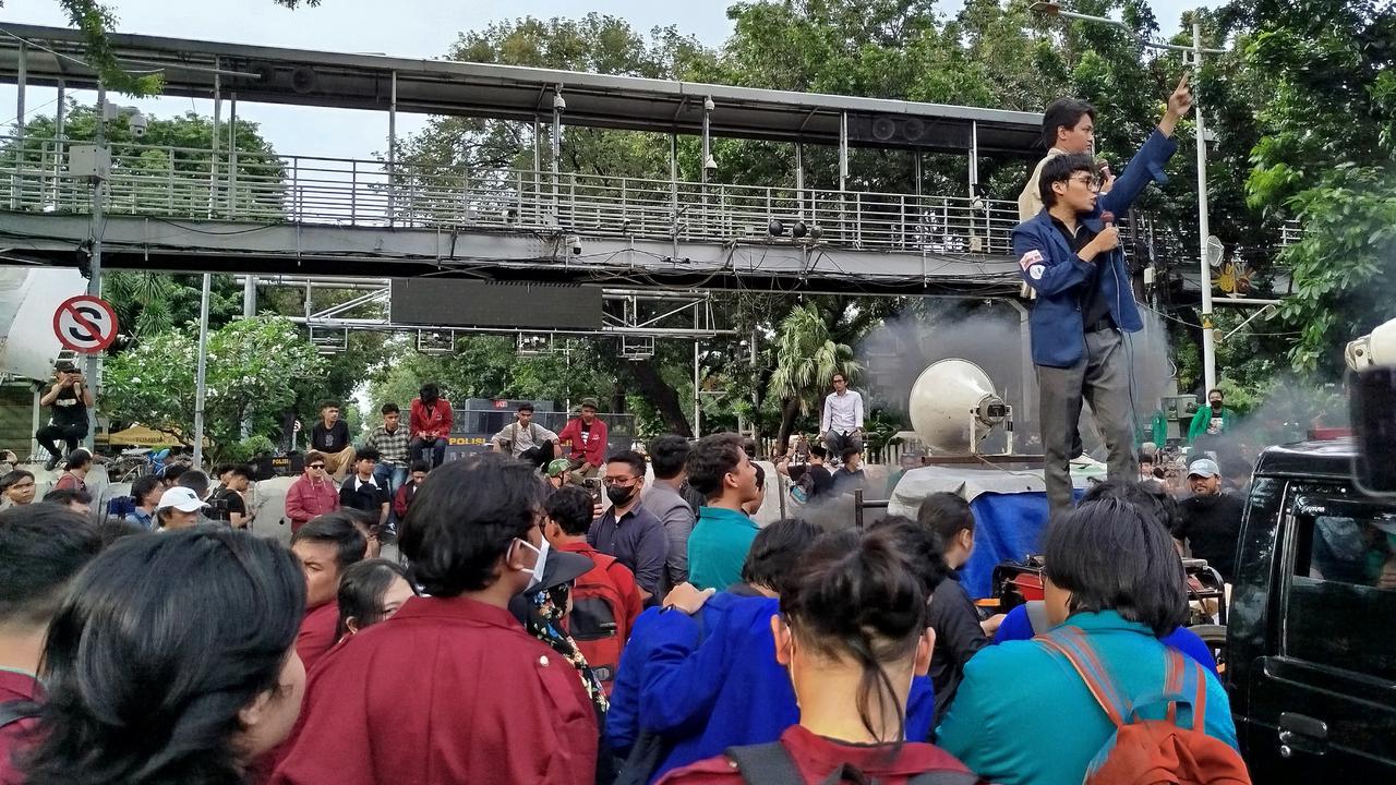 Demo Indonesia Gelap Dihalangi Beton, Mahasiswa: Kami Bawa Aspirasi Kalian juga Pak Polisi