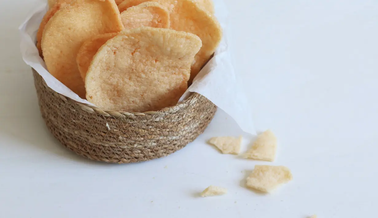 Biasa disajikan dengan Rawon, Soto, dan makanan berkuah lainnya kerupuk udang khas Sidoarjo ini memiliki rasa yang enak. (shutterstock/Rosdaniar)