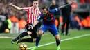 Gelandang Barcelona, Aleix Vidal, menghadang striker Athletic Bilbao, Iker Muniain. Kemenangan ini memantapkan posisi Barcelona di peringkat kedua klasemen Liga Spanyol menempel Real Madrid. (EPA/Toni Albir)