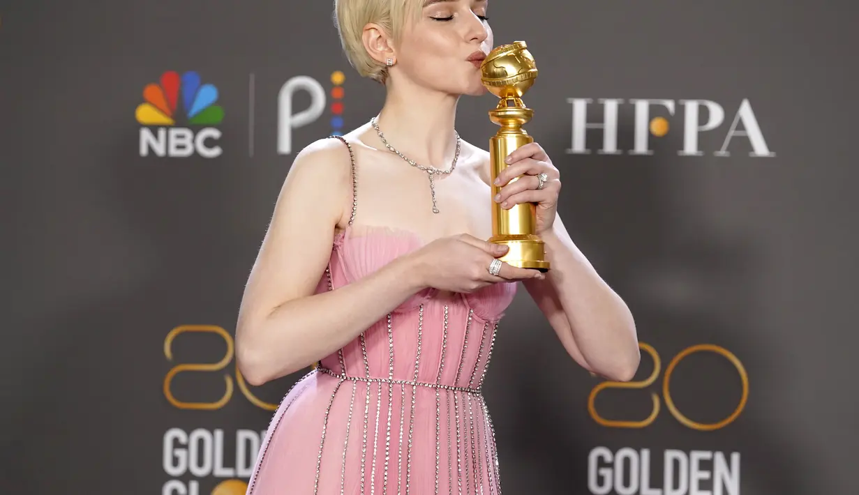 Julia Garner mencium penghargaan peran pendukung terbaik dalam serial televisi "Ozark"  selama Golden Globe Awards ke-80 di Beverly Hilton Hotel di Beverly Hills, California (10/1/2023). Mata birunya yang menghipnotis dilapisi dengan warna hitam dan bulu matanya dilapisi maskara dengan murah hati. (Photo by Chris Pizzello/Invision/AP)