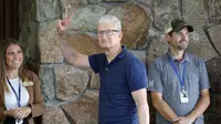 Tim Cook selaku CEO Apple tiba untuk menghadiri konferensi tahunan Allen & Co Sun Valley di Sun Valley, Idaho pada 9 Juli 2024. (KEVORK DJANSEZIAN / GETTY IMAGES NORTH AMERICA / Getty Images via AFP)