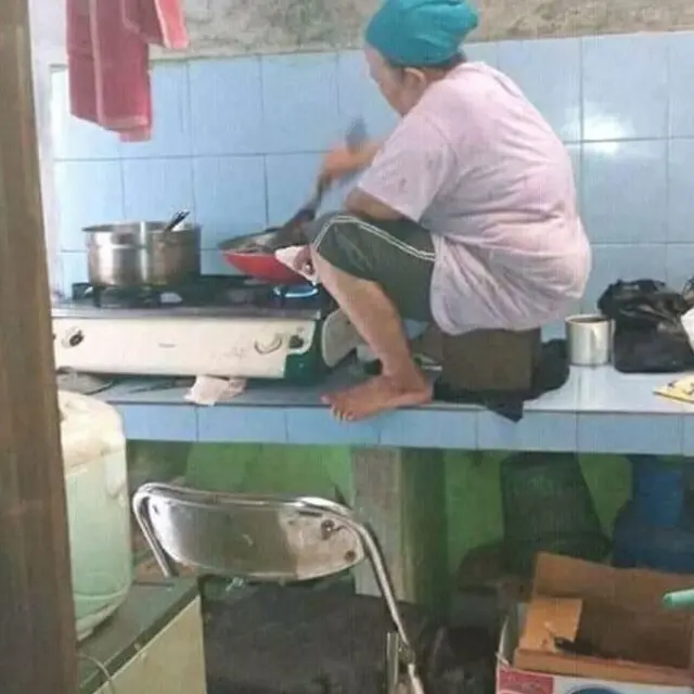 6 Potret Emak-Emak Masak Sambil Duduk Ini Santai Banget, Enggak Takut Gosong
