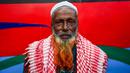 Dalam gambar yang diambil pada 24 Desember 2018, seorang pria bernama Montajur Rahman berpose dengan janggut oranye di Dhaka. Penampilan mereka ini didorong juga dengan kepercayaan terhadap tulisan-tulisan agama yang mengatakan bahwa Nabi Muhammad mengecat rambutnya. (MUNIR UZ ZAMAN / AFP)