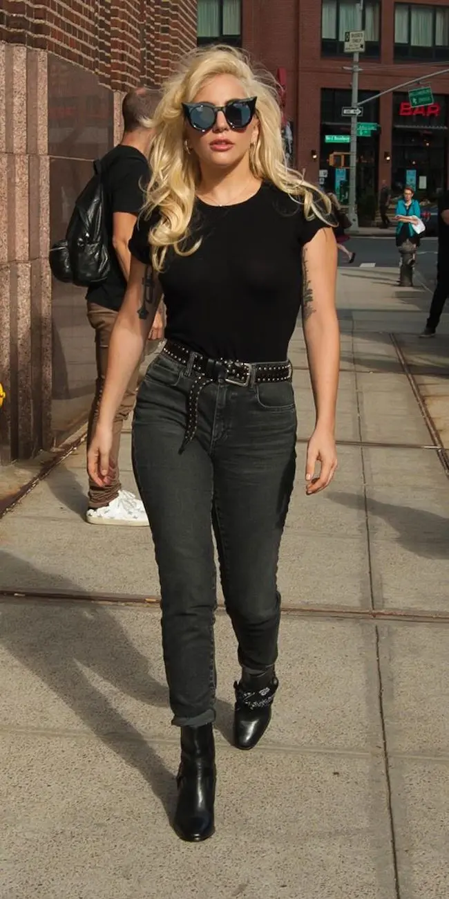 Black on black ala Lady Gaga bikin penampilan jadi makin keren ya. (sumber foto: Vogue Magazine/Pinterest)