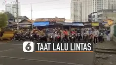 Setiap pengendara wajib menaati peraturan lalu lintas.