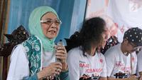 Bunda Iffet memberi keterangan saat jumpa pers di Markas Slank, Jakarta, Selasa (05/09). Dialog kebangsaan itu diadakan untuk memberikan wawasan dan meningkatkan rasa nasionalisme kepada para santri. (Liputan6.com/Herman Zakharia)